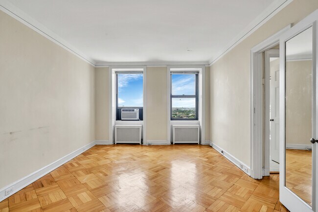 Building Photo - 2000 N Lincoln Park W