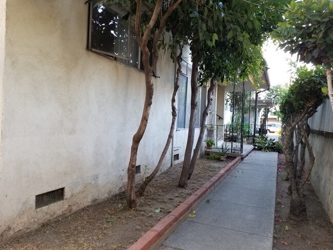 3 - 910-912 W Shorb St