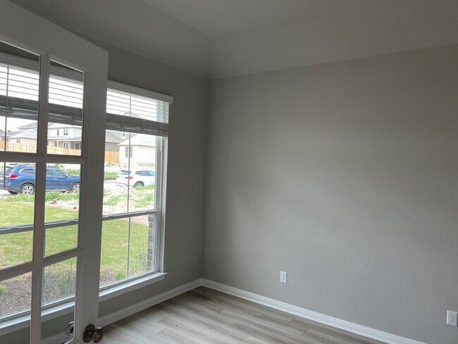 Foto del edificio - 5625 St Charles Dr