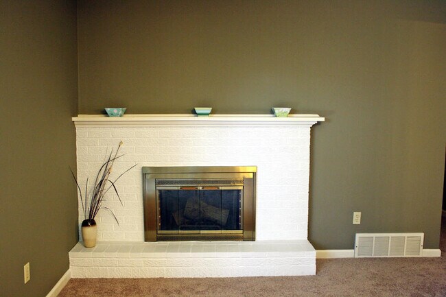 Building Photo - Lakewood Townhomes - 3 bed - 1.5 bath - 1 ...