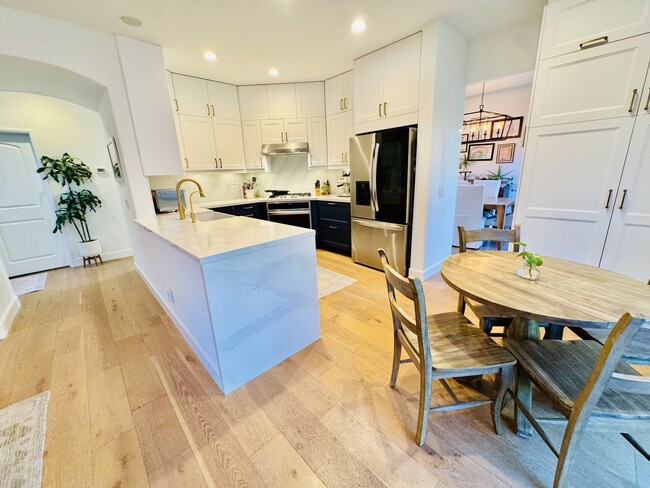 Foto del edificio - 4424 Camino de la Rosa