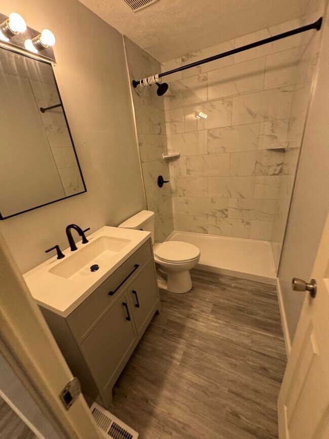 Foto del edificio - Charming 2-Bedroom Property (Water, Trash and Recycling and Sewer taken care by HOA)