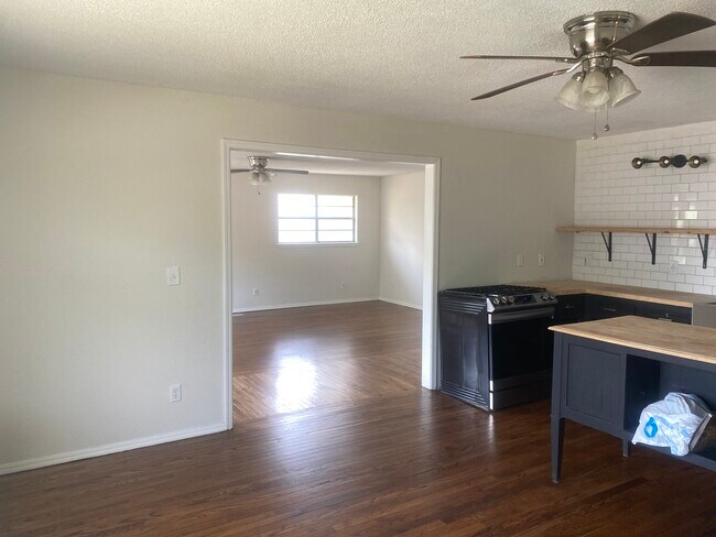 Building Photo - 409 E Aquarium Pl