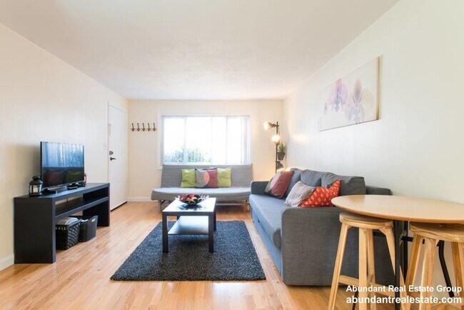 Building Photo - 17 Oxford Cir