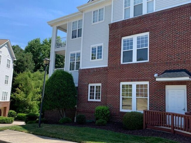 Foto del edificio - 426 Eyam Hall Ln