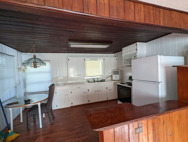 Foto del edificio - Lovely 2/1 home with beautiful natural woo...