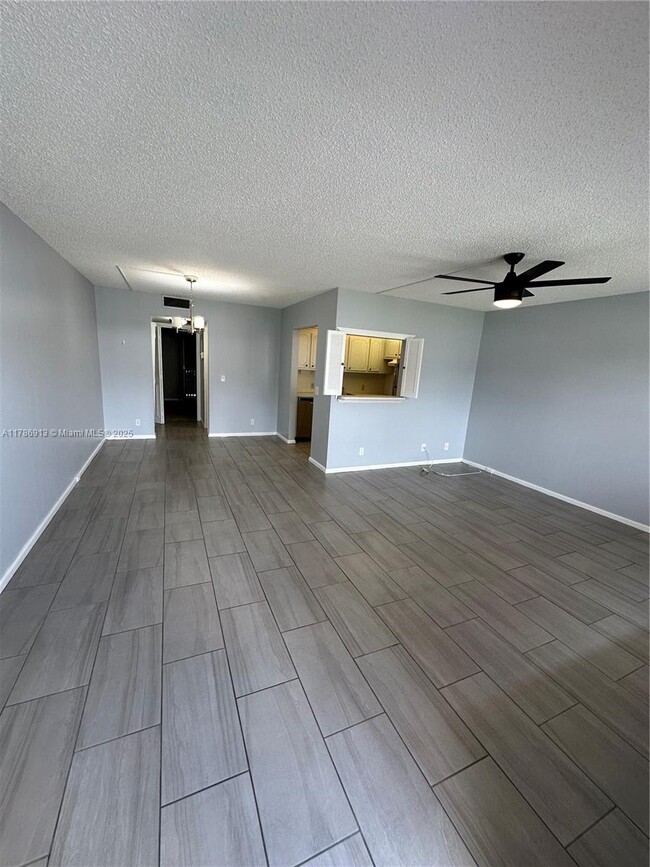 Building Photo - 142 Fanshaw D