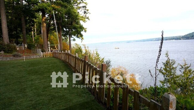 Building Photo - Waterfront Living in Seabeck!
