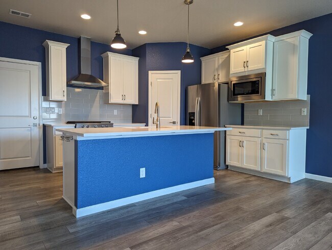 Building Photo - SW Longmont Townhome!