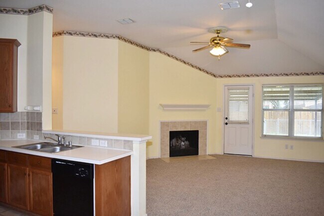 Foto del edificio - AVAILABLE NOW - Charming 3 Bed Home in Denton | Open Layout, Fireplace, Large Backyard