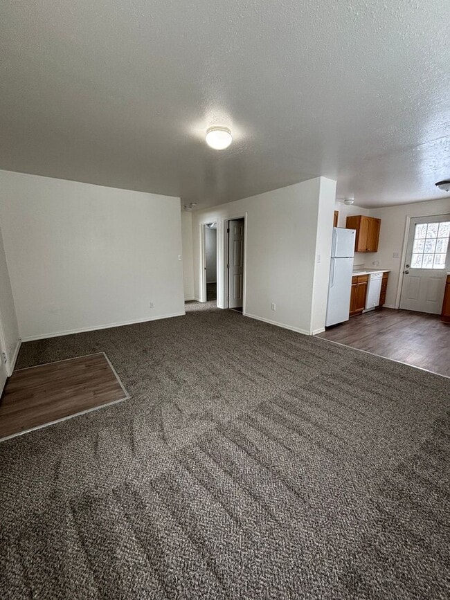 Building Photo - Duplex for Rent  Pet Friendly!