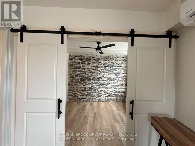 Photo du bâtiment - 5 Clothier St W