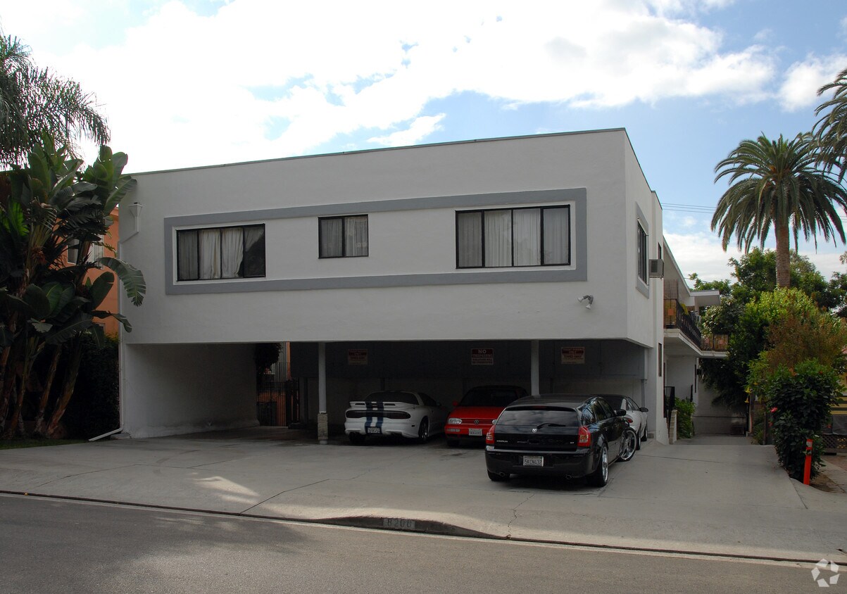 Foto principal - 8208 Norton Ave