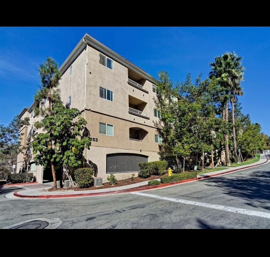 Foto principal - 7653 Mission Gorge Rd
