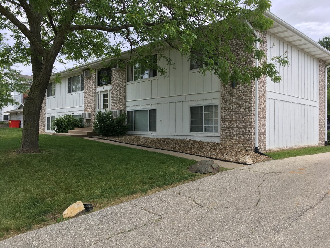 Front view from driveway - 945 Terry Ave