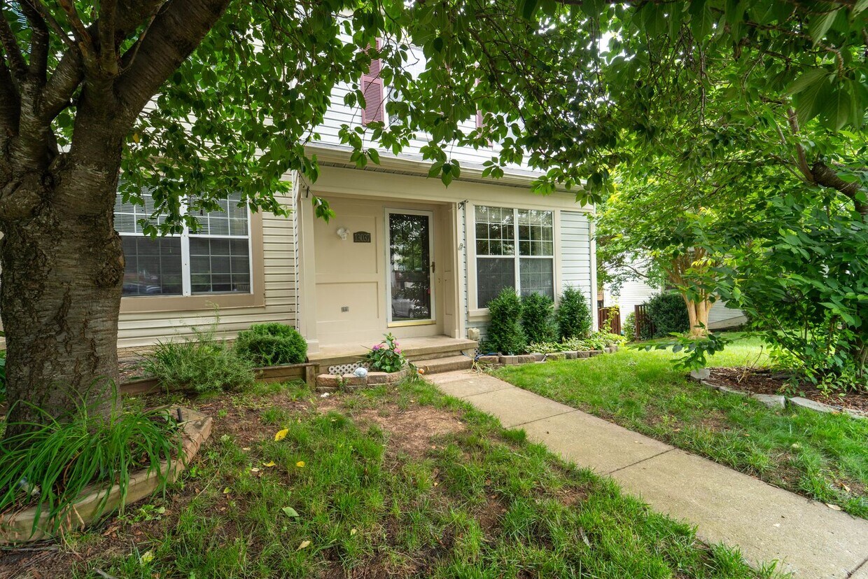 Foto principal - Updated 3-Level End Unit Townhouse in Caro...