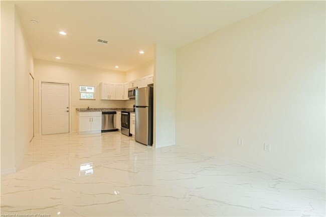 Foto del edificio - BRAND NEW-MOVE IN READY TWO BEDROOM/2 BATH...