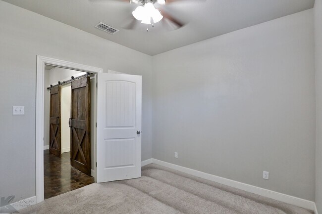 Building Photo - Tuscola rental!  3/2/2