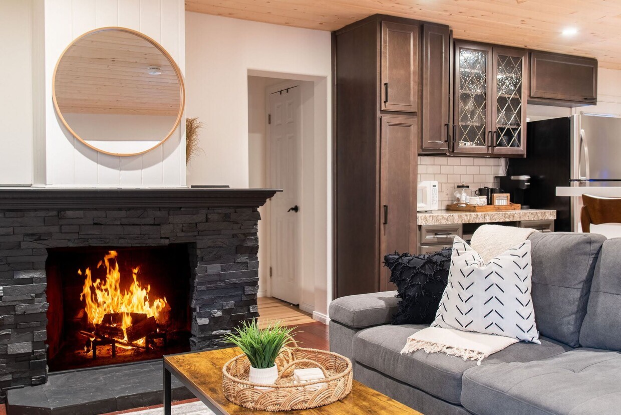 593 Leafy Ln, Crestline, CA 92325 House for Rent in Crestline, CA