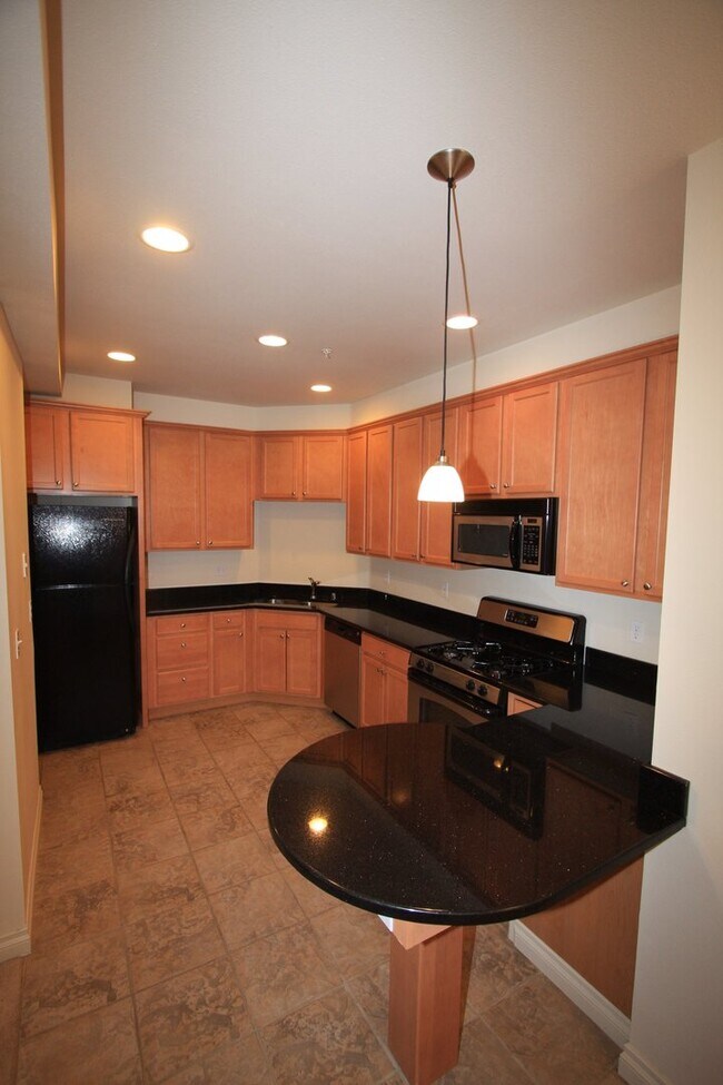 Building Photo - Top Floor 2 Bedroom Condo!