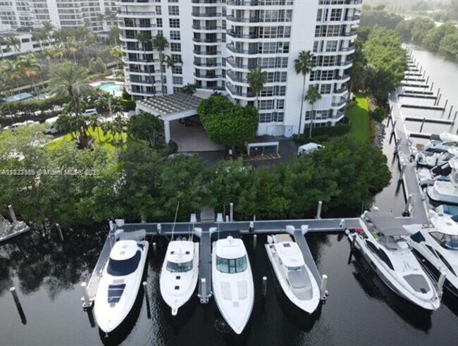 Building Photo - 3500 Mystic Pointe Dr