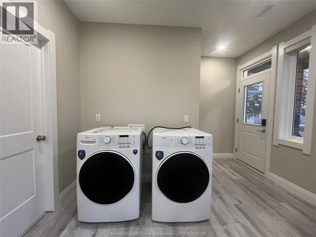 Photo du bâtiment - 917 McKay Ave