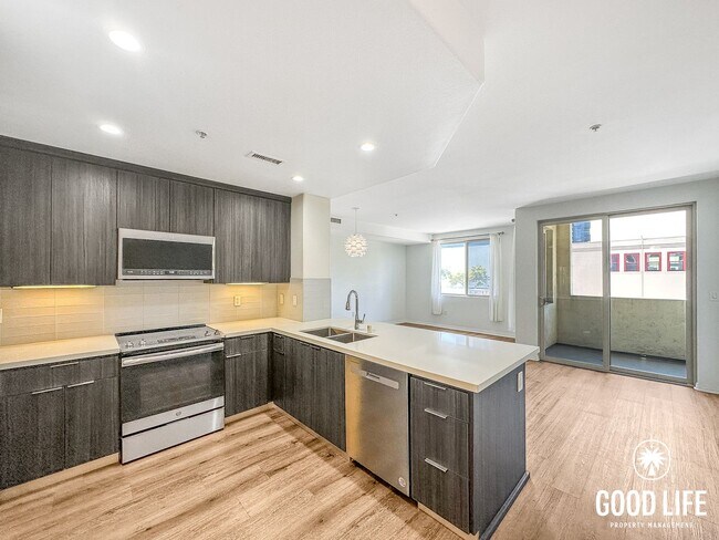 Foto del edificio - Luminous 3BD/2BA Corner Unit in Little Italy with City Views, W/D & Private Balcony