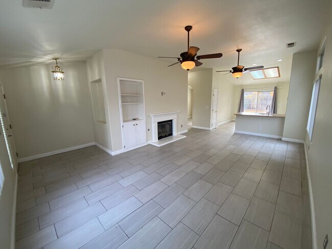 Building Photo - Desirable Home in SE Visalia Available Now!