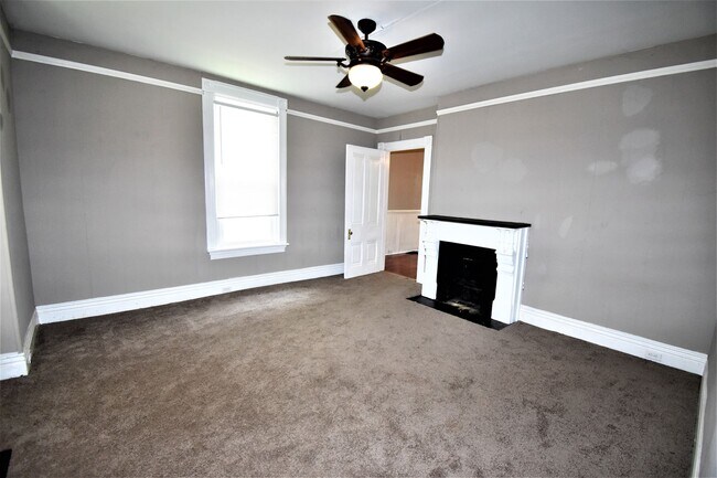 Building Photo - 123 Marion St