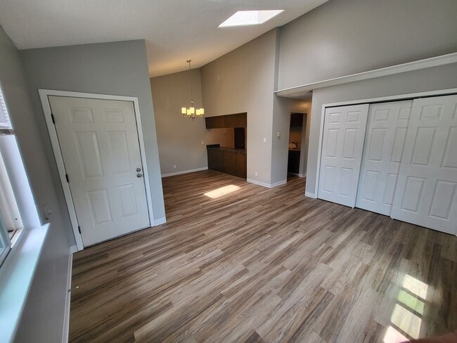 Building Photo - Vaulted Ceilings & Modern Two Bedroom in L...