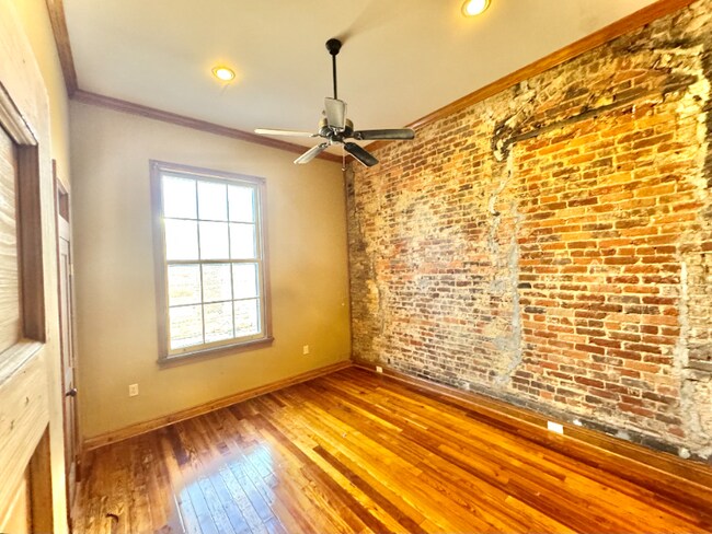 Building Photo - 115 5th St S