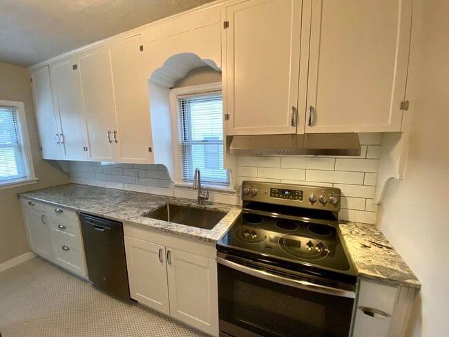 Building Photo - Charming 3 bed 1 bath House with Tons of Updates and Private Backyard!