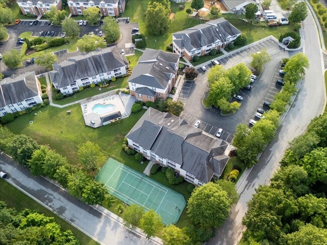 Building Photo - Spacious Condo in Knollwood – Pool, Gym an...