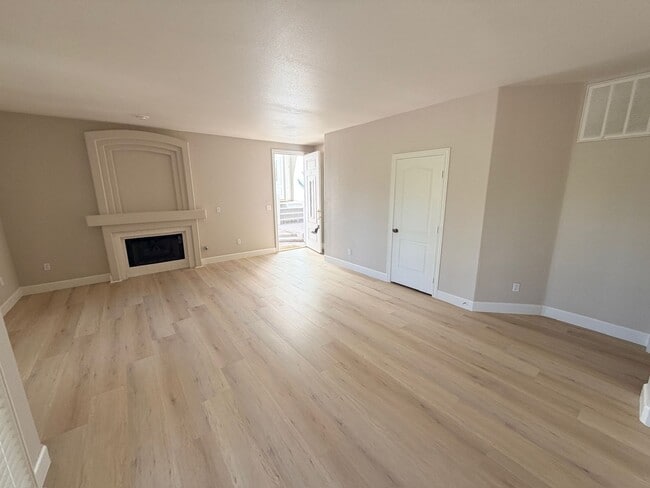 Building Photo - 7605 Rolling View Dr