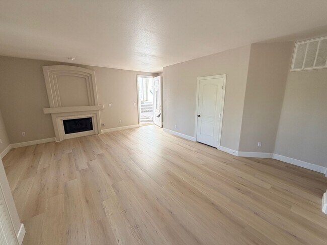 Foto del edificio - 7605 Rolling View Dr