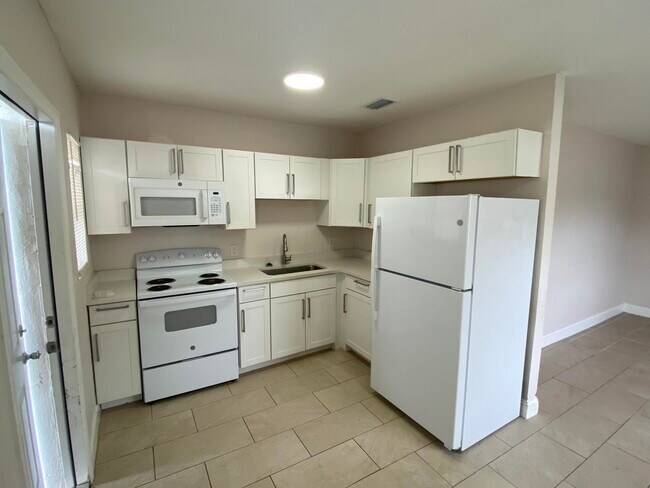 Building Photo - 1136 Avenue G