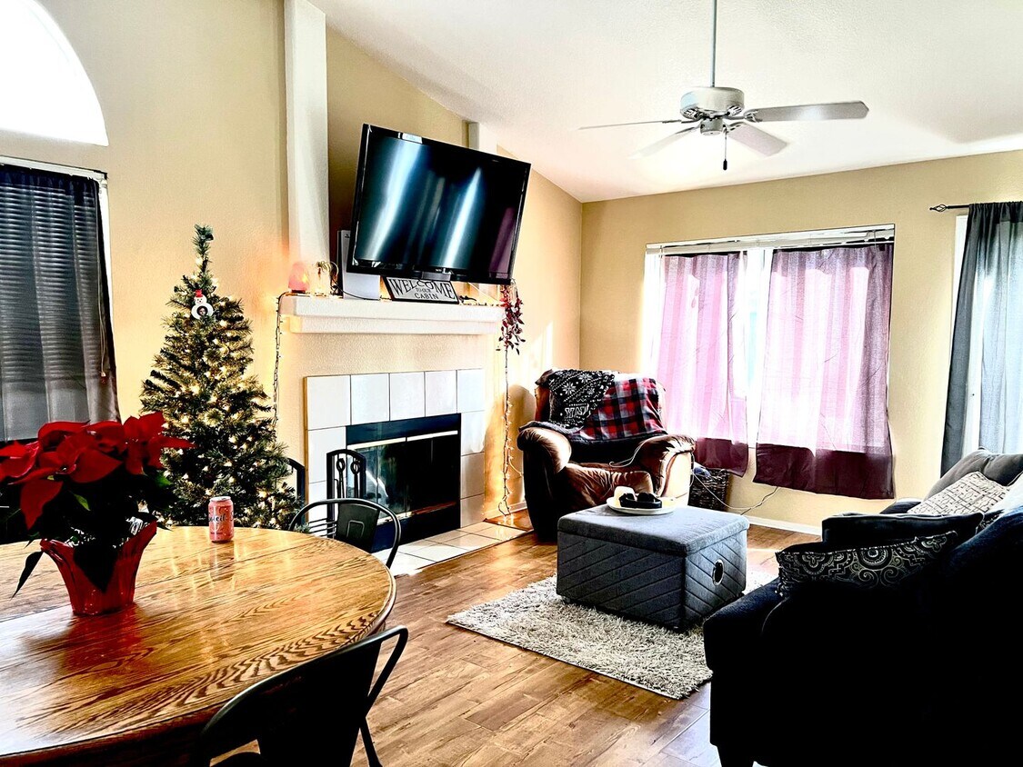 Foto principal - Beautiful 3 bed 2 bath home with 3 car gar...