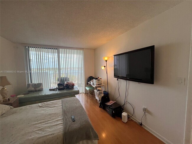 Foto del edificio - 1200 NE Miami Gardens Dr