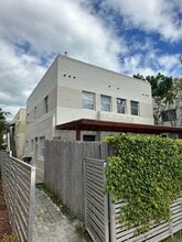 Building Photo - 833 W 39th St