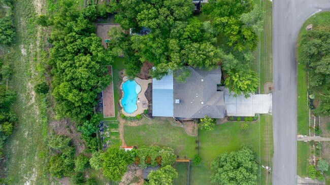 Building Photo - 222 Primrose Dr