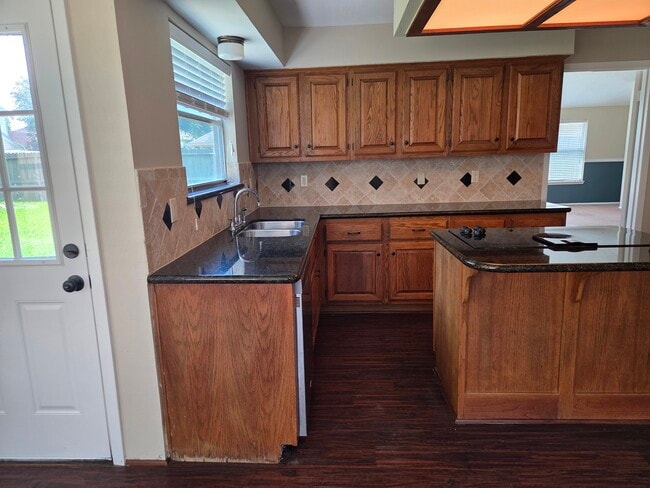 Building Photo - 8530 Lake Crystal Dr