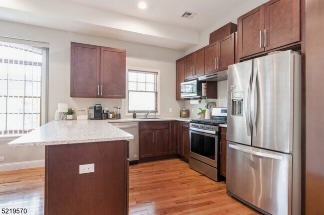 Building Photo - 237 Centre St