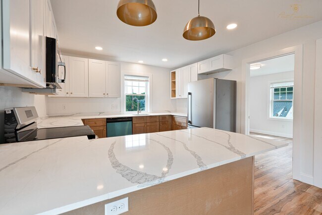 Building Photo - Updated 2 Bedroom Apartment with Laundry & Parking in Cranston, RI