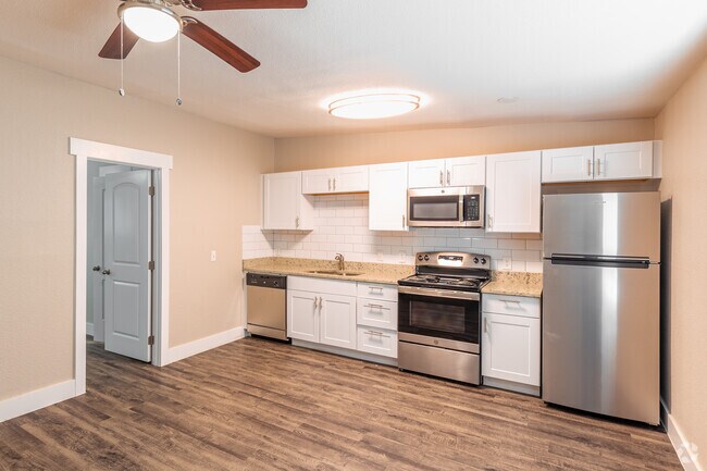 Cocina - Oak Street Flats: Ranch Style Fully Remodeled Come Check Us Out