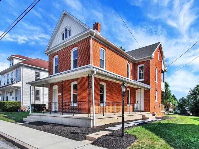 Building Photo - 558 Baer Ave