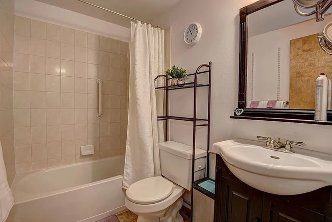 Bathroom - 5711 N Hermosa Ct