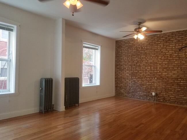 Building Photo - 2138 W Berteau Ave