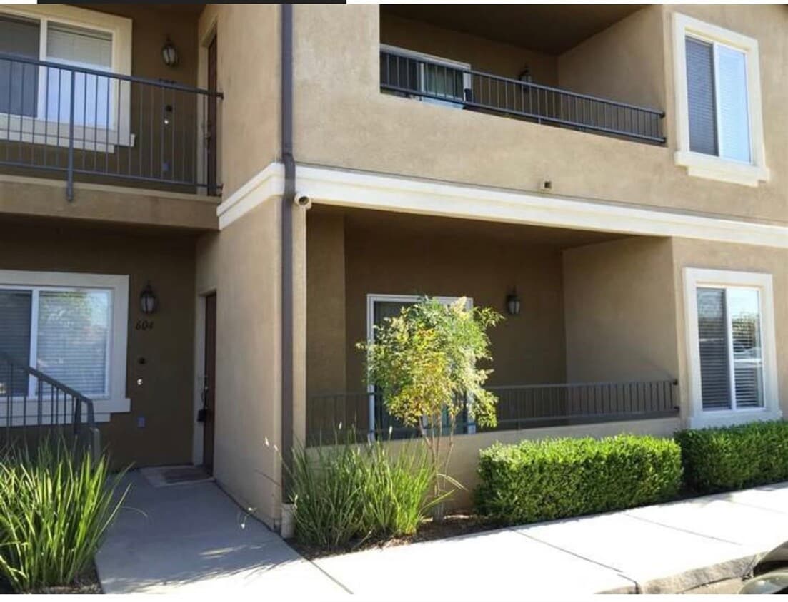Primary Photo - Spacious 2 bedroom 2 bath ground floor uni...