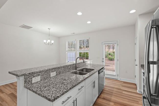 Building Photo - Beautiful End Unit Townhome minutes away f...
