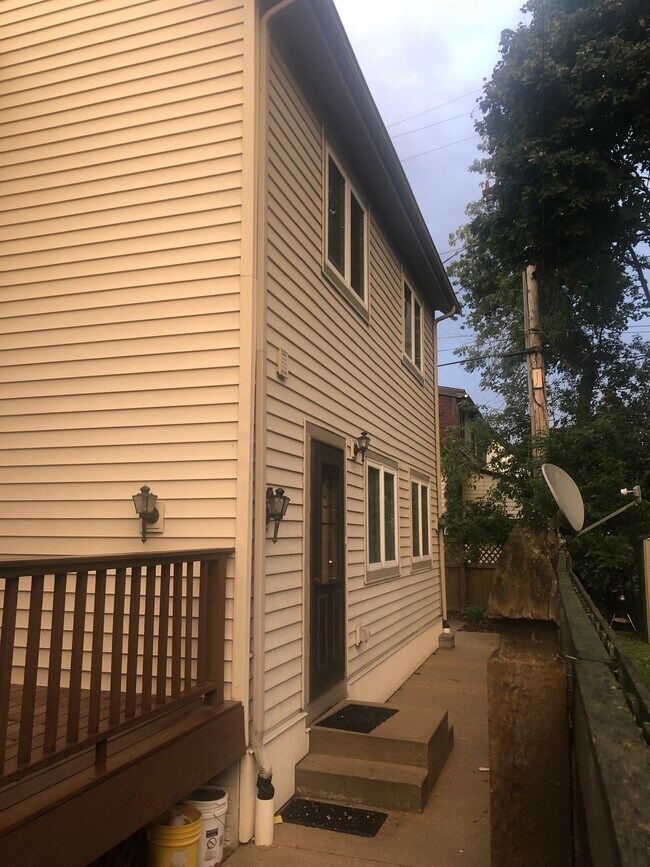 FRONT ENTRANCE - 1678 N Franklin Plz